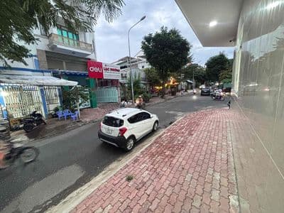 Cho thuê mặt bằng góc 3 mặt tiền quận 7