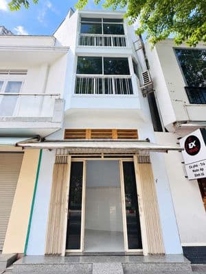 Mặt tiền kinh doanh có vỉa hè 5m, 2 mặt tiền trước sau, hẻm sau nhà 5m