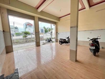 Nhà rộng - Trần Hoàng Na