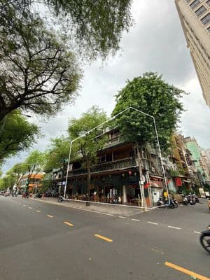 Cho thuê nhà MT 33 Nguyễn Trung Trực - ngang 25m, gần Dinh Độc Lập