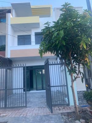 Cho Thuê lâu dài nhà mới (5*25, 2PN, 1PK, 1PB, 1WC, sân oto). Giá 4tr