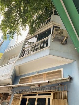 Mặt tiền phạm văn đồng, mặt sau hxt, dt 30m2 x 3 tầng btct