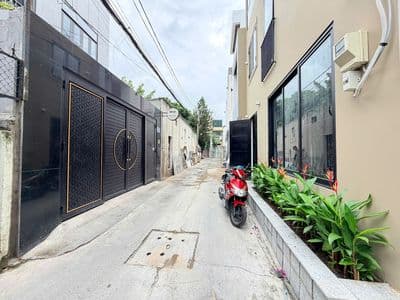 Cần tiền bán vội căn nhà hxh ngay đh cảnh sát, cn:74,7m2,ngang 5,55m.