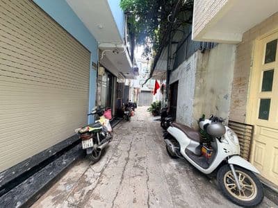 Nhà đẹp ở ngay cạnh chợ Bà Chiểu hẻm rộng sạch 25m2_2T_ 2 phòng đủ NT