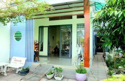 Nhà thiết kế l có sân vườn xung quanh và sân thượng