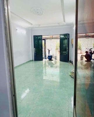 Nhà rộng thoáng, 1 trệt 1l 3p. ngủ, sân để xe ở và làm việc ok