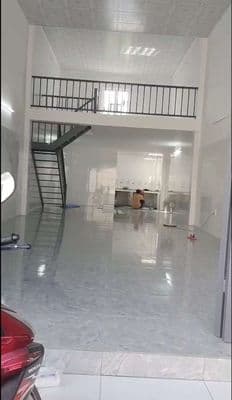 Nhà mới xây 5x20 , lửng, trống suốt - nền gạch