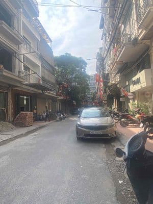 Nhà Trung Kính, oto đỗ cửa. DT 60m2, 4 tâng. 20 tr
