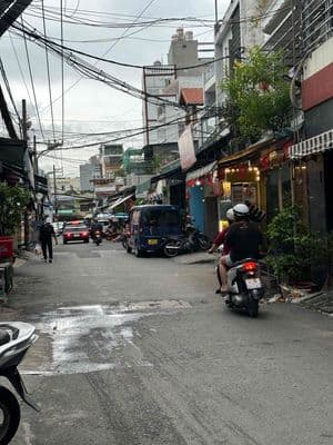 Hẻm xe hơi cách mặt tiền vài bước căn nhà hội tụ vẻ đẹp hiện đại