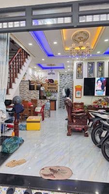 nhà lầu hoàn công gần chợ xóm nghèo