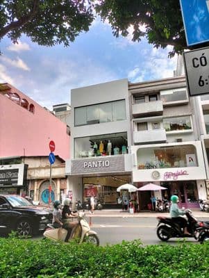 Cho Thuê Nhà MT Hai Bà Trưng 9x20 Trệt 3 Lầu Suốt Vỉa Sầm Uất Quận 3
