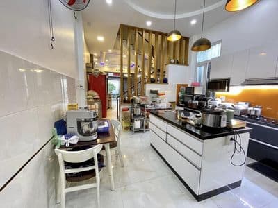 Cho thuê nhà CMT8, 3 tầng, 4 x 17m, hẻm xe hơi, chỉ 18.5tr/tháng