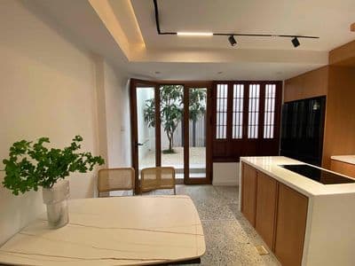 Cho thuê nhà đẹp Sân Vườn 2 phòng ngủ Hoàng Công Chất