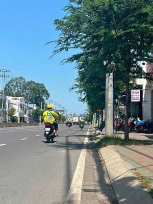 nhà dt.5*50 mặt tiền đường lớn