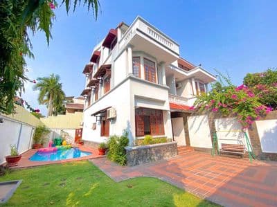 Cho thuê biệt thự Thảo Điền, góc 2 mặt tiền đường, Hồ bơi, Sân vườn