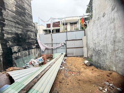 Bán đất tặng nhà đang xây dở