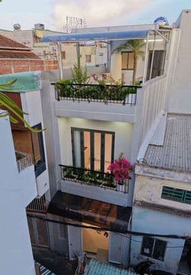 Nhà kiệt nguyễn đức trung sau lưng mặt tiền