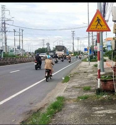 Cần bán nhà MT Quốc lộ 1, phường Long An