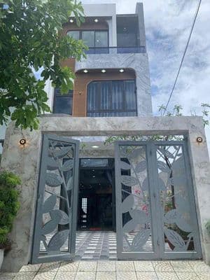 Nhà đẹp 3 tầng funl. nội thất Gần biển cho thuê