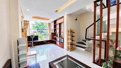 Nhà nguyên căn. Xe hơi tận cửa. Hình thật 100%. Nội thất cơ bản.