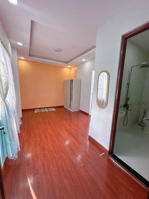 Studio 1 phòng ngủ tách bếp full nội thất có cả lò vi sóng