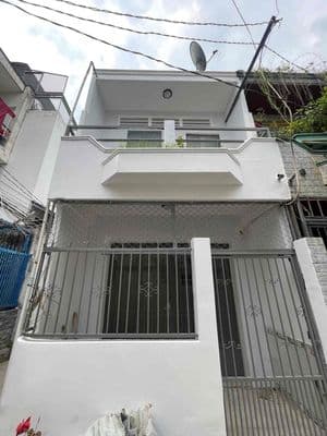 nhà mặt góc thông thoáng ko dính lộ giới