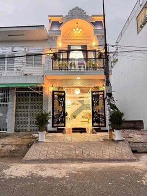 Nhà trệt lầu mới hoàn thiện – mặt tiền công viên