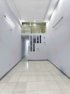 nhà mới sơn 2pn 2wc .sân xe máy , lvk .hẻm xe tải