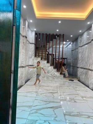 Cho thuê nhà 60m x 4 tầng, 4PN, ô tô vào nhà, Hoàng Mai