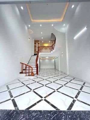 Nhà xây mới 43m² 5 tầng ô tô đỗ cửa gần bến xe Nước Ngầm