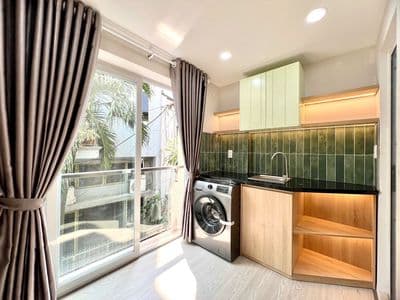 Ban công -máy giặt riêng full nt huỳnh văn bánh lê văn sỹ q3
