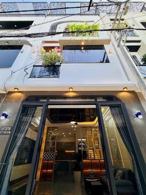 Gia đình kẹt tiền cần bán căn nhà 1 trệt - 2 lầu - sân thượng