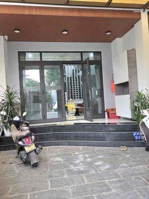 153 cho thuê nhà 3 tầng có hồ bơi trong nhà