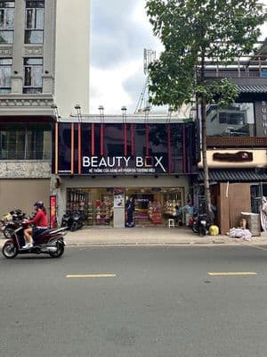 Shop thời trang 79 Nguyễn Trãi, Q5. Dt: 10x8m, Kc: trệt 1 lầu. Gía: 85