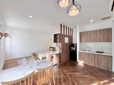 Căn Hộ Tách Bếp Cửa Sổ Đường Lý Chính Thắng Quận 3 Gần Chợ Tân Định