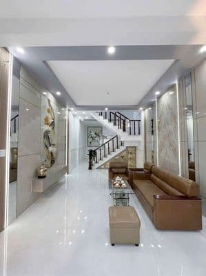 nhà mới như hình 3pn 2wc .gần chợ thiếc lê văn khương