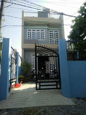 Nhà gần chợ trường học, nhà thờ, hẻm xe hơi, 2 lầu, cách xe bus 400m