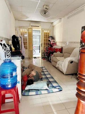 ngay mặt tiền Nam Kỳ Khởi Nghĩa quận 3 2 lầu 2pn chỉ 10tr