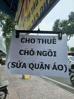 cho thuê chỗ ngồi sửa quần áo nhỏ trước shop đồ si