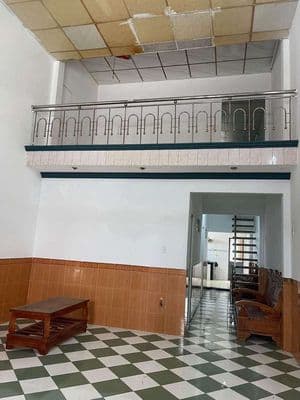 Nhà gác lửng 2pn gần đường tiểu la