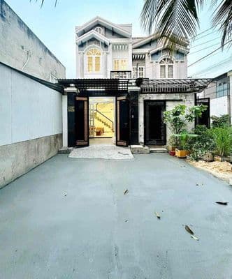 Nhà gần chợ đường. trệt lầu 2pn 2wc ( sẵn bàn ghế , tủ quần áo )