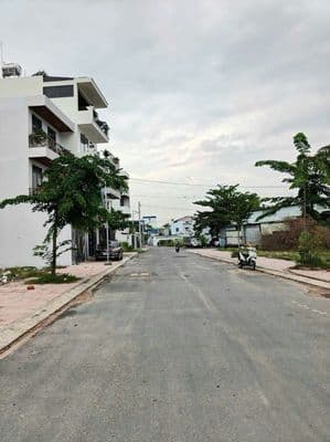 Đất 6,50 x 13m. Đường nhựa 13m KDC Bùi Thị Lùng. Gần chợ Hóc Môn