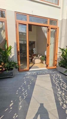 Nhà sân rộng rãi có lững có phòng ngủ ở trệt thích hợp người cao tuổi