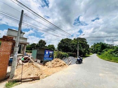 Nhà MT khu dân cư mới xây chưa ở 278m2 có 100m2 tc giá 2.6 tỷ TL