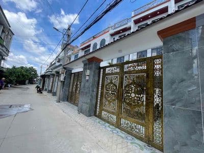 nhà 1 trệt 2 lầu 4 phòng ngủ sân thượng trước sau