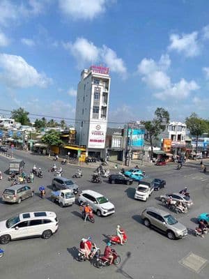 Cho thuê nhà 1 trệt 5 lầu góc ngã tư đường 3/2 và trần hoàng na