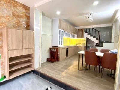 Nhà đường quang trung, giáp bờ kênh chợ cầu, 1 trệt 1 lửng 3 lầu