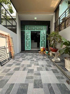 Nhà hẻm xe tải 500kg - có sân thượng. gần bxq8