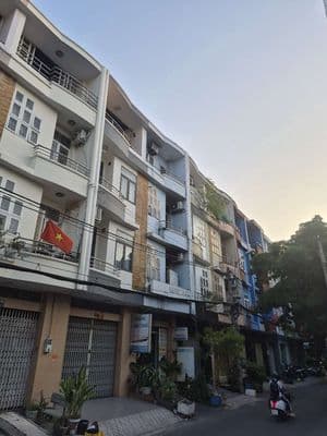 cần cho thuê nhà mặt tiền 320 p5 q8