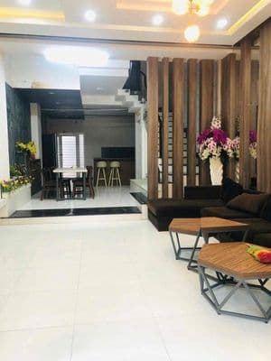 Cho thuê nhà 3 tầng mặt tiền Bàu Năng, có nội thất như hình ( thiếu má